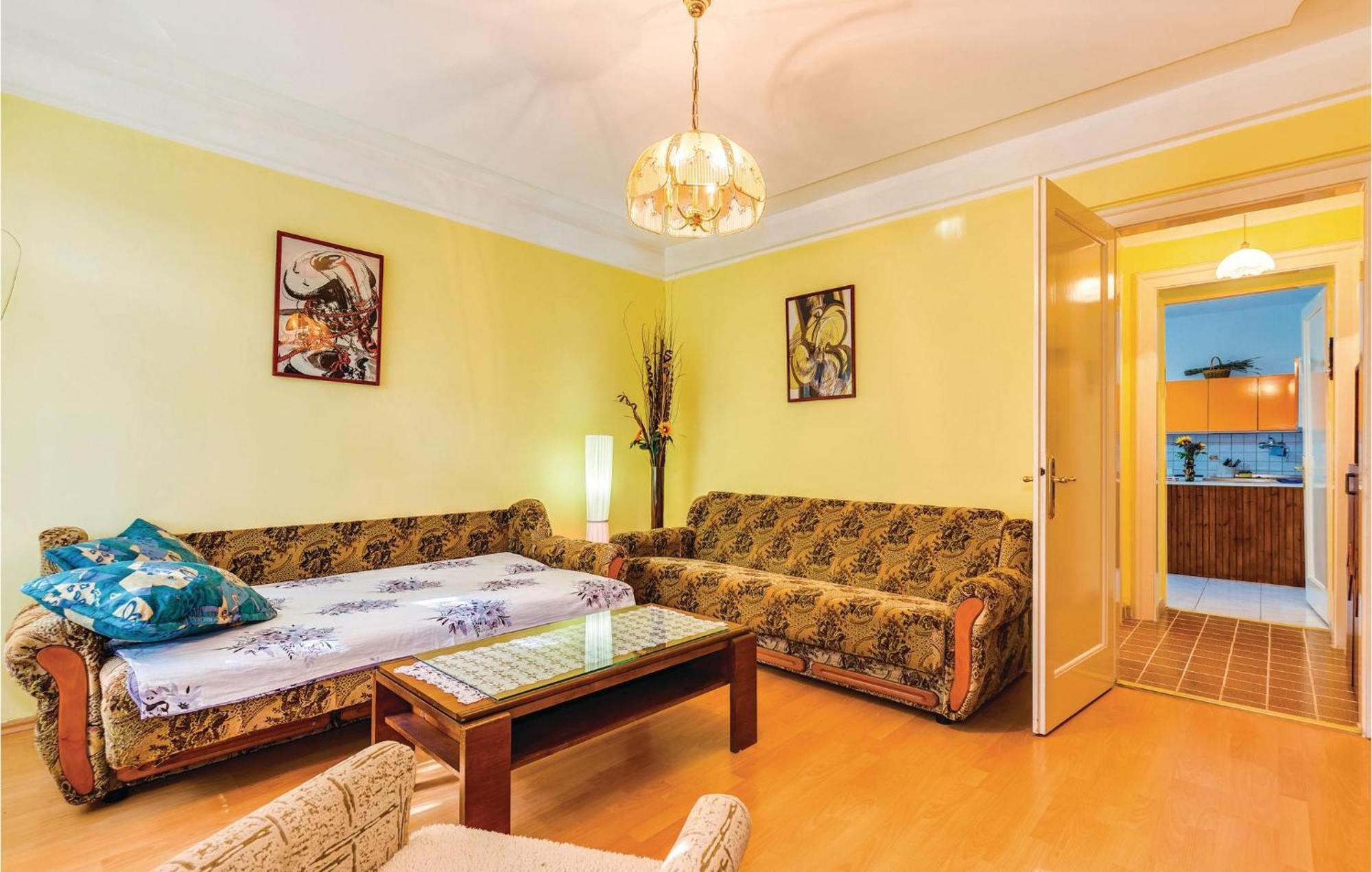 1 Bedroom Beautiful Apartment In 巴卡尔 外观 照片
