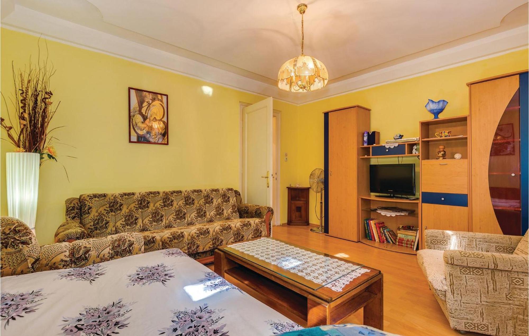 1 Bedroom Beautiful Apartment In 巴卡尔 外观 照片